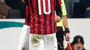 Striker AC Milan, Gonzalo Higuain memeluk gelandang Hakan Calhanoglu usai mencetak gol ke gawang SPAL pada lanjutan Liga Serie A Italia di stadion San Siro (29/12). Gol Higuain memberi kemenangan tipis Milan atas SPAL 2-1. (AP Photo/Antonio Calanni)