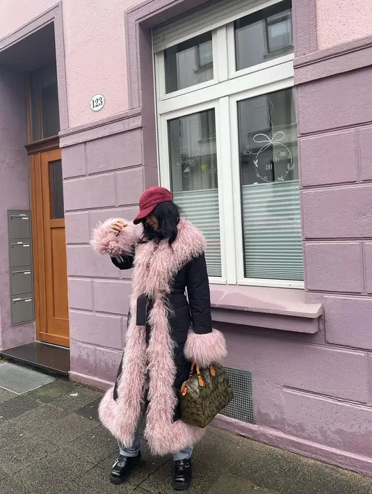 Oversized coat bukan pilihan mode terbaik bagi tubuh petite. Dan disarankan untuk menghindari layering karena membuat tubuh mungil nampak ‘tenggelam’. Eva? Pede saja, tuh. [@evacelia]