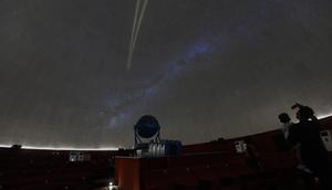 Sebagai informasi, pengoperasian Planetarium Jakarta memang mengalami pasang surut. Bangunan ini diprakarsai Presiden Sukarno pada 1964 untuk memajukan ilmu astronomi dan membasmi takhayul. Tampak dalam foto, pengunjung menikmati wahana Planetarium di Taman Ismail Marzuki, Jakarta, Kamis (25/12/2025). (Kapanlagi.com/Budy Santoso)