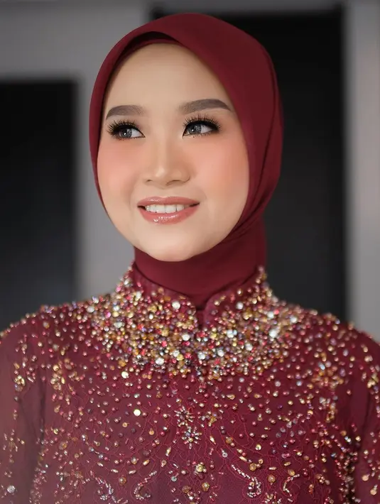 Penampilannya kemudian disempurnakan dengan peach makeup look yang membuat aura anggun calon istri Bintang Emon ini semakin terpancar. (Instagram/trifenaklairine).