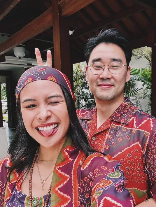 Foto Lebaran Maudy Ayunda dan Jesse Choi. [Foto: Instagram/maudyayunda]