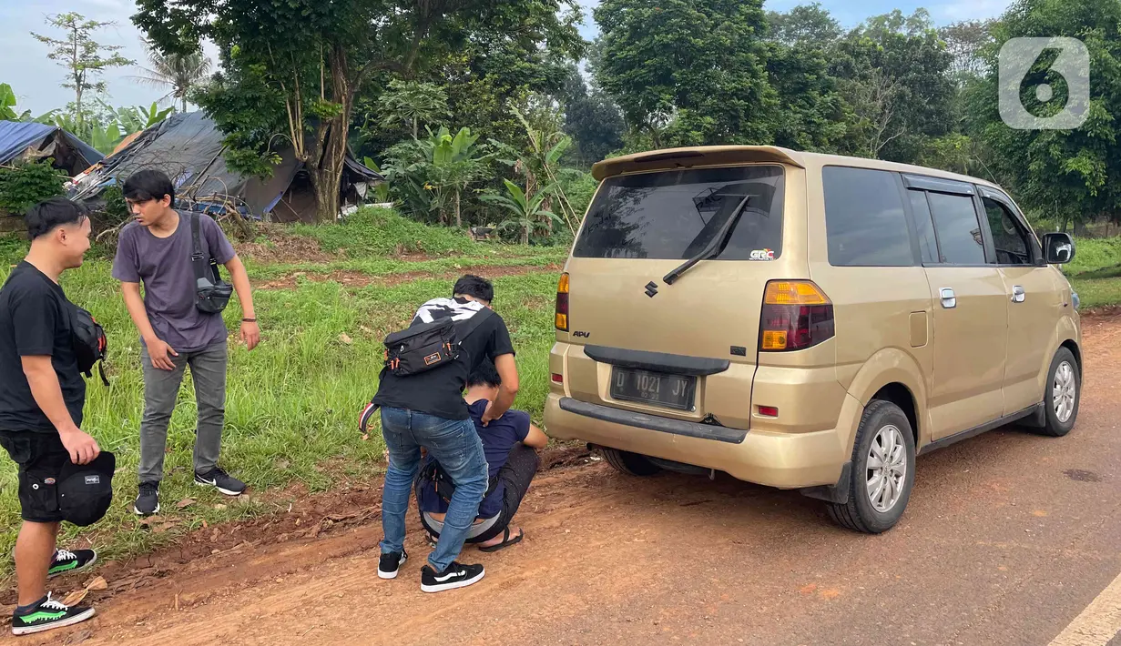 <p>Sejumlah pengendara arah Jakarta sedang menunggu di gerbang  pintu tol Sadang, Jawa Barat, Sabtu (30/4/2022).  Sejumlah pengendara terpaksa harus menggugurkan berjam-jam akibat pemberlakuan one way di ruas jalan tol Jakarta-Cikampek.  (Liputan6.com/Angga Yuniar)</p>