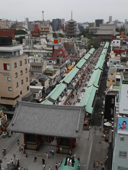 Pengunjung terlihat di lokasi wisata Asakusa, Tokyo, Jepang, 4 Oktober 2020. Jepang memasukkan Tokyo dalam program subsidi perjalanan domestik yang disebut kampanye Go To Travel mulai 1 Oktober, setelah pada Juli lalu Tokyo tidak memenuhi syarat akibat lonjakan kasus COVID-19. (Xinhua/Du Xiaoyi)