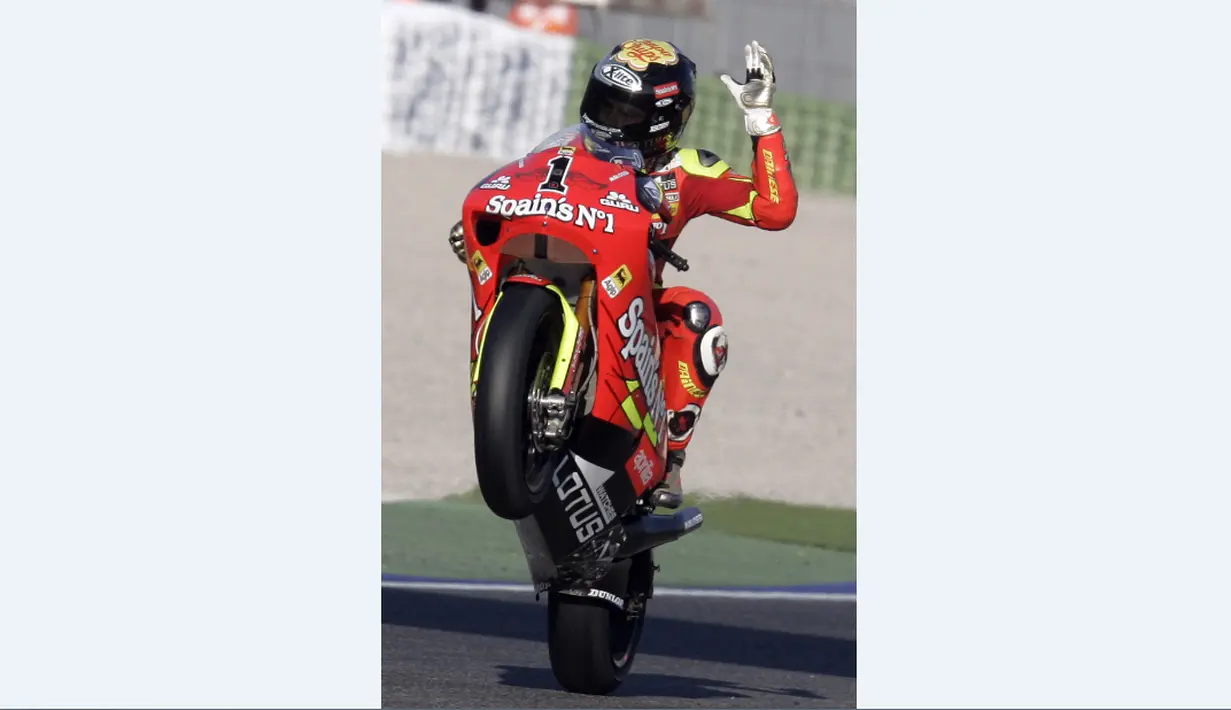 Juara dunia 250cc, Jorge Lorenzo, mengangkat roda depan motornya saat kualifikasi GP Valencia, (3/11/2007). (AFP Photo/Diego Tuson)