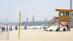 Warga tampak mengunjungi kawasan Pantai Karnaval Ancol, Jakarta, Rabu (9/12/2015). Bertepatan libur pelaksanaan pilkada serentak, kawasan wisata tersebut  tampak sepi pengunjung dibandingkan hari libur biasa. (Liputan6.com/Faizal Fanani)