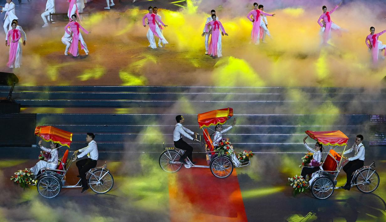 Parade becak memulai upacara penutupan SEA Games 2021 pada pukul delapan malam itu berlangsung di Hanoi Athletics Palace, Hanoi, Senin (23/5/2022). (AFP/Tang Chhin Sothy)