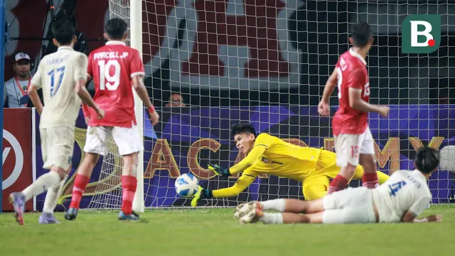 Foto: Aksi Heroik Cahya Supriadi Saat Selamatkan Gawang Timnas Indonesia U-19 dari Gempuran Thailand di Piala AFF U-19