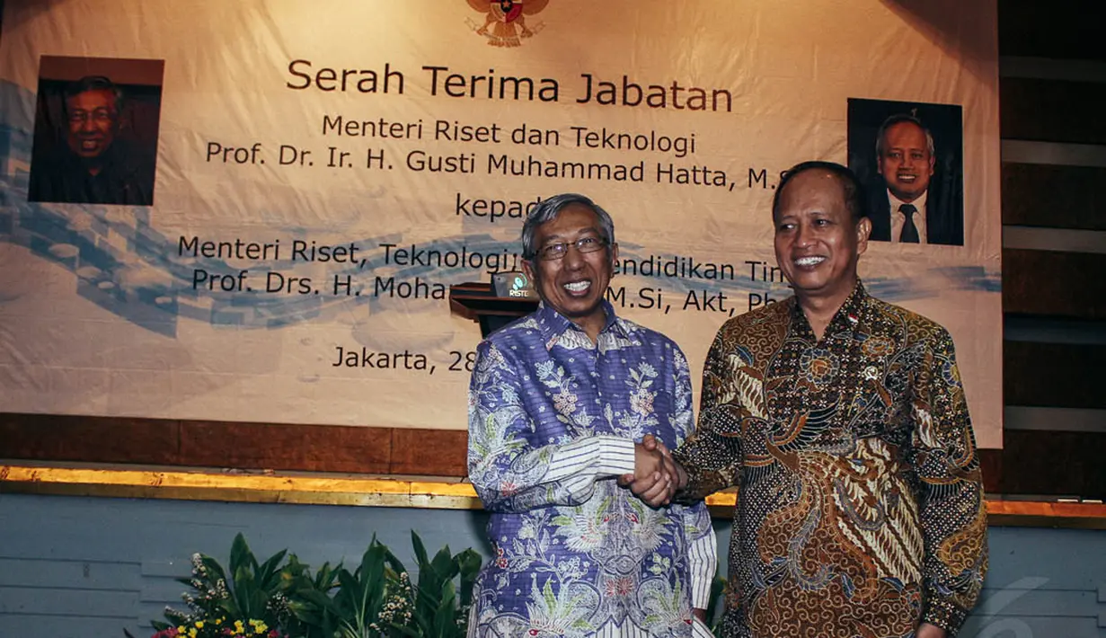 Serah terima jabatan Menteri Riset, Teknologi, dan Pendidikan Tinggi dari Gusti Muhammad Hatta ke Mohamad Nasir, Jakarta, Selasa (28/10/2014). (Liputan6.com/Faizal Fanani)