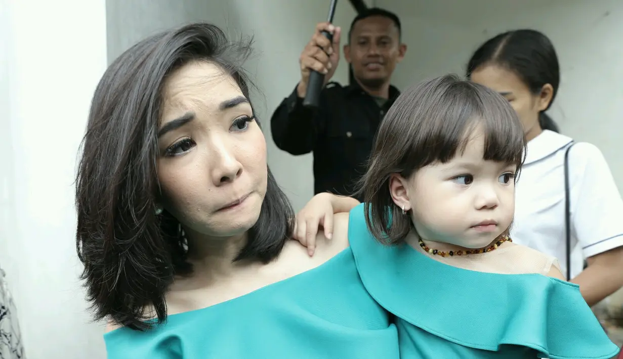 “Enggak ada apa-apa kok, biasa itu mah. Enggak usah dipermasalahkan,” ucap Gisel dengan tegas. (Galih W.Satria/Bintang.com)