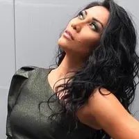 Sesuai dengan namanya, wanita yang juga dikenal sebagai juri di  Asia's Got Talent ini tampil anggun dengan gaun serta mekaup tebal. Meski bernuansa gelap, kecantikannya tak luntur.(Liputan6.com/IG/@anggun_cipta)