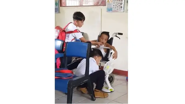 Potret Dua Anak SD Bantu Teman Kelas yang Berkebutuhan Khusus Ini Bikin Haru