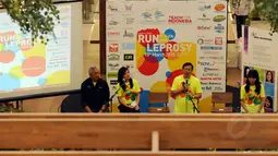 Rektor Universitas Bina Nusantara, Harjanto Prabowo (ketiga dari kiri) saat jumpa pers ”Run for Leprosy” di Tangerang, Kamis (26/2/2015). ”Run for Leprosy” diselenggarakan guna membantu pengembangan komunitas kusta. (Liputan6.com/Helmi Fithriansyah)