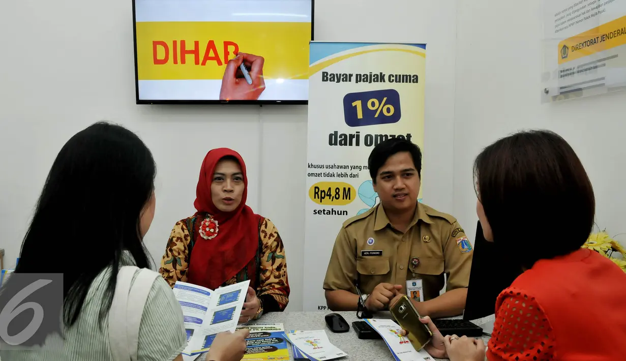 Dua orang petugas memberikan penjelasan mengenai proses pembayaran pajak, di Gerai Pajak, Tanah Abang, Jakarta, Selasa (1/9/2015). Gerai layanan terpadu merupakan kerjasama antara Dirjen Pajak KPP dan Pemprov DKI Jakarta. (Liputan6.com/Johan Tallo)