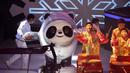Maskot Olimpiade Musim Dingin Beijing 2022 Bing Dwen Dwen diperlihatkan saat upacara peluncuran di Arena Hoki Es Shougang (17/9/2019). Bing Dwen Dwen dirancang dengan menggunakan bentuk asli panda dan kristal es. (AP Photo/Ng Han Guan)