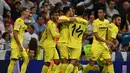 Pemain Villarreal merayakan gol yang dicetak Bruno Soriano ke gawang Real Madrid pada laga La Liga 2016-2017 di Stadion Santiago Bernabeu, Kamis (22/9/2016) dini hari WIB. (AFP/Gerard Julien)