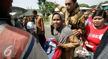  Warga membawa semboko dari Presiden Jokowi saat open house di Istana Kepresidenan Gedung Agung, Yogyakarta, Sabtu (9/7). Open House ini diikuti oleh ribuan masyarakat yang berada di Yogyakarta. (Liputan6.com/Boy Harjanto)