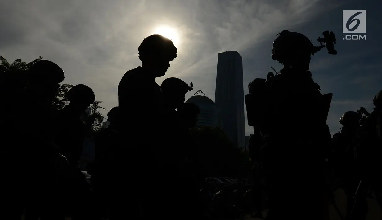 Aparat kepolisian bersiap mengikuti Apel Operasi Lilin 2018 di lapangan Polda Metro Jaya, Jakarta, Jumat (21/12). Operasi digelar dalam rangka pengamanan Natal 2018 dan Tahun Baru 2019. (Merdeka.com/Imam Buhori)
