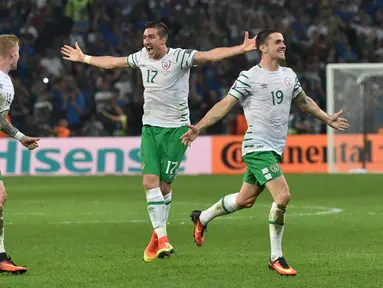 Robert Brady (kanan) mencetak gol tunggal kemenangan Irlandia atas Italia pada laga Grup E Piala Eropa 2016 di Stade Pierre Mauroy, Lille, Kamis (23/6/2016) dini hari WIB. (AFP/Philippe Huguen)