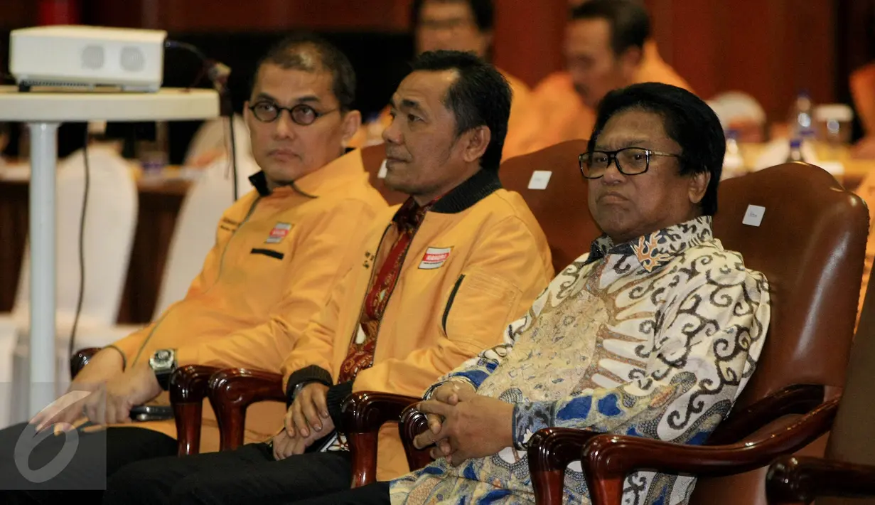 Ketua Umum Partai Hanura Oesman Sapta Odang didampingi kader Partai Hanura saat menghadiri Rapat Pleno Partai Hanura, Jakarta, Kamis (4/5). Salah satu agenda rapat pleno tersebut membahas Hak Angket DPR. (Liputan6.com/Johan Tallo)