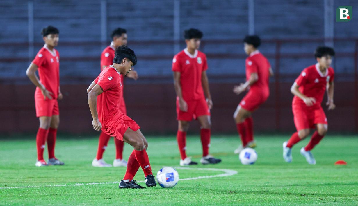 Timnas Indonesia U-17 menggelar sesi latihan jelang menghadapi Vietnam pada laga terakhir Grup A Piala AFF U-17 2026. (Bola.com/M Iqbal Ichsan)