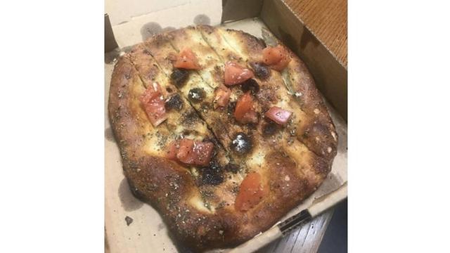 6 Momen Apes saat Mau Makan Pizza Ini Bikin Nyesek