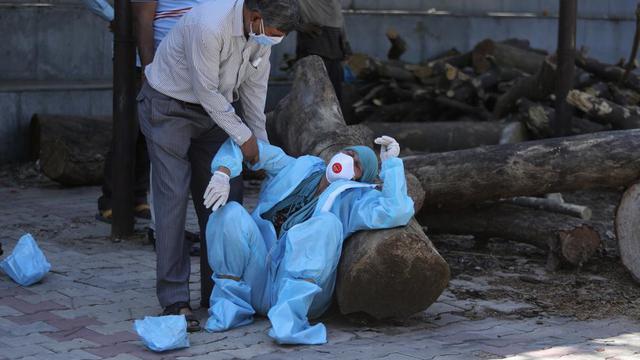 Seorang anggota keluarga pasien COVID-19 yang meninggal di Jammu, India, Minggu (25/4).