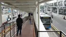 Warga melintasi jembatan penyeberangan (Skybridge) yang menghubungkan Stasiun LRT Velodrome dengan Halte Transjakarta Pemuda di Rawamangun, Jakarta, Senin (29/7/2019). Skybridge berdesain artistik tersebut memiliki panjang sekitar 500 meter dan lebar 2 meter. (Liputan6.com/Immanuel Antonius)