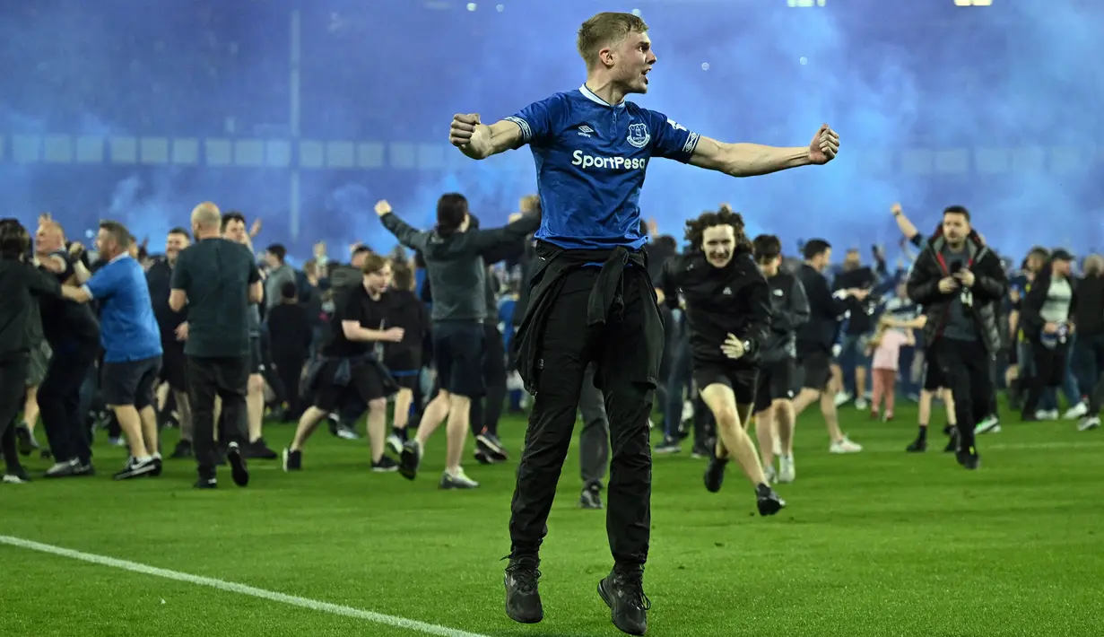 Suporter Everton menyerbu lapangan untuk merayakan akhir pertandingan Liga Inggris antara Everton dan Crystal Palace di Goodison Park di Liverpool, Inggris, 19 Mei 2022. Everton berhasil menang lewat come back dramatis 3-2 dan keluar dari zona degradasi Liga Inggris. (AFP/Oli Scarff)