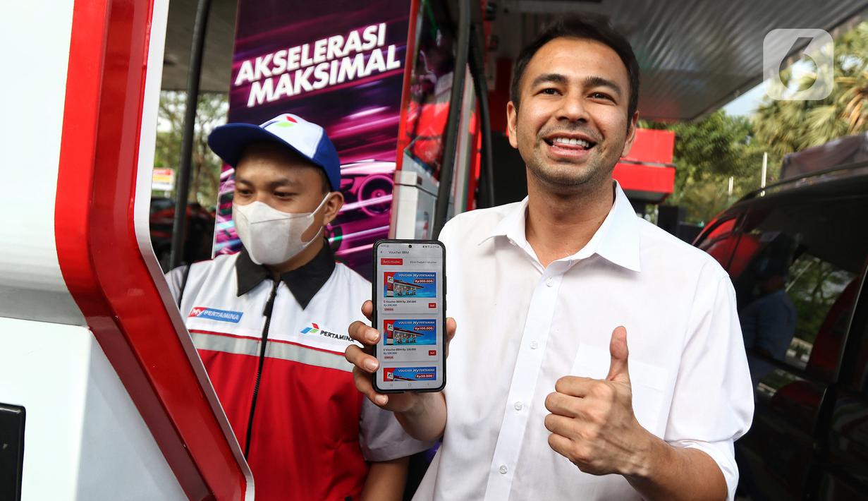 Pertama kali diluncurkan Pertamax Green yang memiliki RON 95 Raffi langsung mengisi bahan bakar tersebur pada kendaran pribadinya. (Liputan6.com/Angga Yuniar)