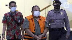 Bupati Langkat Sumatera Utara, Terbit Rencana Perangin Angin (tengah) jelang rilis penahanan tersangka di Gedung KPK, Jakarta, Kamis (20/1/2022). Terbit diduga meminta fee untuk paket pekerjaan proyek di Dinas PUPR dan Dinas Pendidikan Kab Langkat Tahun 2020 - 2022. (Liputan6.com/Helmi Fithriansyah)