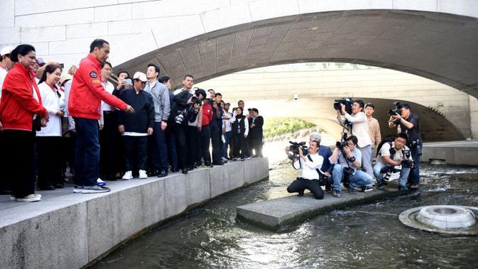 Presiden Jokowi menyaksikan kebersihan Sungai Cheonggyecheon saat jalan pagi di Seoul, Korsel, Selasa (11/9) pagi. (Foto: Setkab)