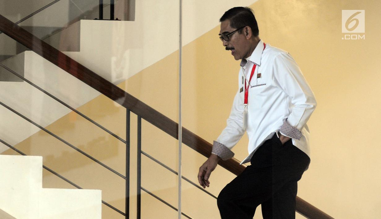 Kepala Kantor Imigrasi Kelas I Bandara Soekarno-Hatta, Enang Supriyadi Syamsie menuju ruang pemeriksaan KPK, Jakarta, Senin (8/10). Enang diperiksa sebagai saksi pemeriksaan tambahan pengembangan perkara tersangka pengacara Lucas (Merdeka.com/Dwi Narwoko)