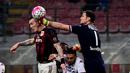 Gelandang AC Milan, Juraj Kucka (kiri) berebut bola dengan kiper Torino, Daniele Padelli, dalam laga Serie A Italia di Stadion San Siro, Milan, (27/2/2016). (AFP/Giuseppe Cacace)