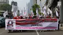 Gerakan Perempuan Milenial Indonesia (Permisi) membentangkan spanduk saat menggelar aksi di Gedung Bawaslu, Jakarta, Rabu (12/9).  Mereka meminta Bawaslu turun tangan menyetop politisasi emak-emak di Pilpres 2019. (Merdeka.com/Imam Buhori)