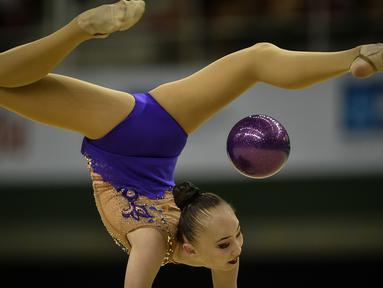 Pesenam Kazakistan, Sabina Ashirbayeva, beraksi di nomor final individual senam ritmik dalam tes event Olimpiade Rio 2016 di Rio Olympic Arena, Rio de Janeiro, Brazil, (22/4/2016). (AFP/Yasuyoshi Chiba)