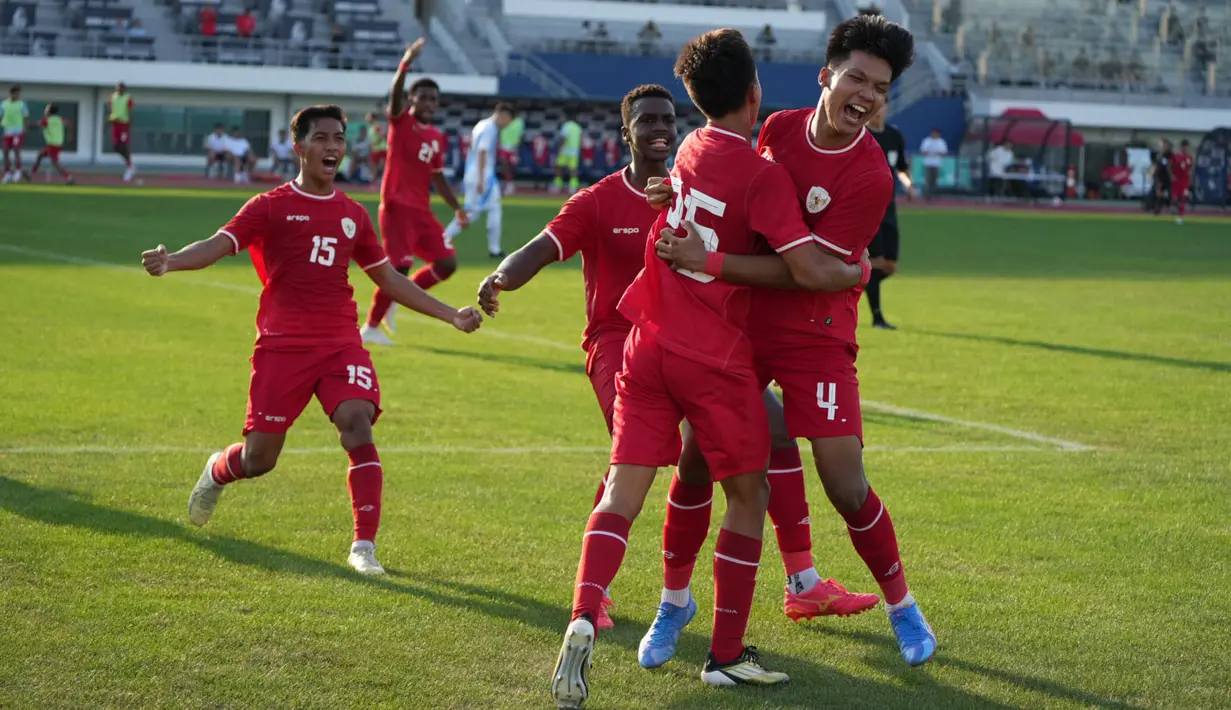 Timnas Indonesia U-19 sukses memetik tiga poin penuh usai mempermalukan Argentina U-19 dengan kemenangan 2-1 pada laga pertama di ajang Seoul Earth on Us Cup 2024 di Stadion Mokdong, Seoul, Korea Selatan, Rabu (28/8/2024). Sempat tertinggal lewat gol Mirko Juarez (15'), skuad besutan Indra Sjafri sukses melakukan comeback dengan mencetak dua gol di babak kedua melalui sundulan Kadek Arel (75') dan eksekusi penalti Maouri Ananda pada menit ke-79. Tim Garuda Nusantara akan melakoni laga keduanya menghadapi Thailand U-19 pada Jumat (30/8/2024). (Dok. PSSI)