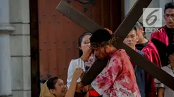 Umat Katolik memerankan drama penyaliban Yesus (tablo) saat ibadah Jumat Agung di Gereja Katedral, Jakarta, Jumat (17/4). Kegiatan tesebut merupakan rangkaian dari pekan suci perayaan Paskah 2019 Paroki Katedral Jakarta yang mengambil tema 'Kita Berhikmat, Bangsa Bermartabat'. (Liputan6.com/Faizal F