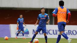 Para pemain Vietnam tengah serius berlatih di Stadion Maguwoharjo, Sleman, Yogyakarta, Sabtu (08/10/2016). (Bola.com/Nicklas Hanoatubun)