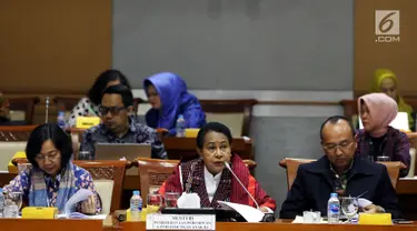 Menteri PPPA Yohana Yambise (tengah) memberi penjelasan kepada Komisi VIII DPR dalam rapat kerja di Kompleks Parlemen, Senayan, Jakarta, Rabu (4/9/2019). Jika kementerian lain mengajukan penambahan pagu anggaran, Kementerian PPPA malah menurunkan pagu anggaran 2020. (Liputan6.com/JohanTallo)