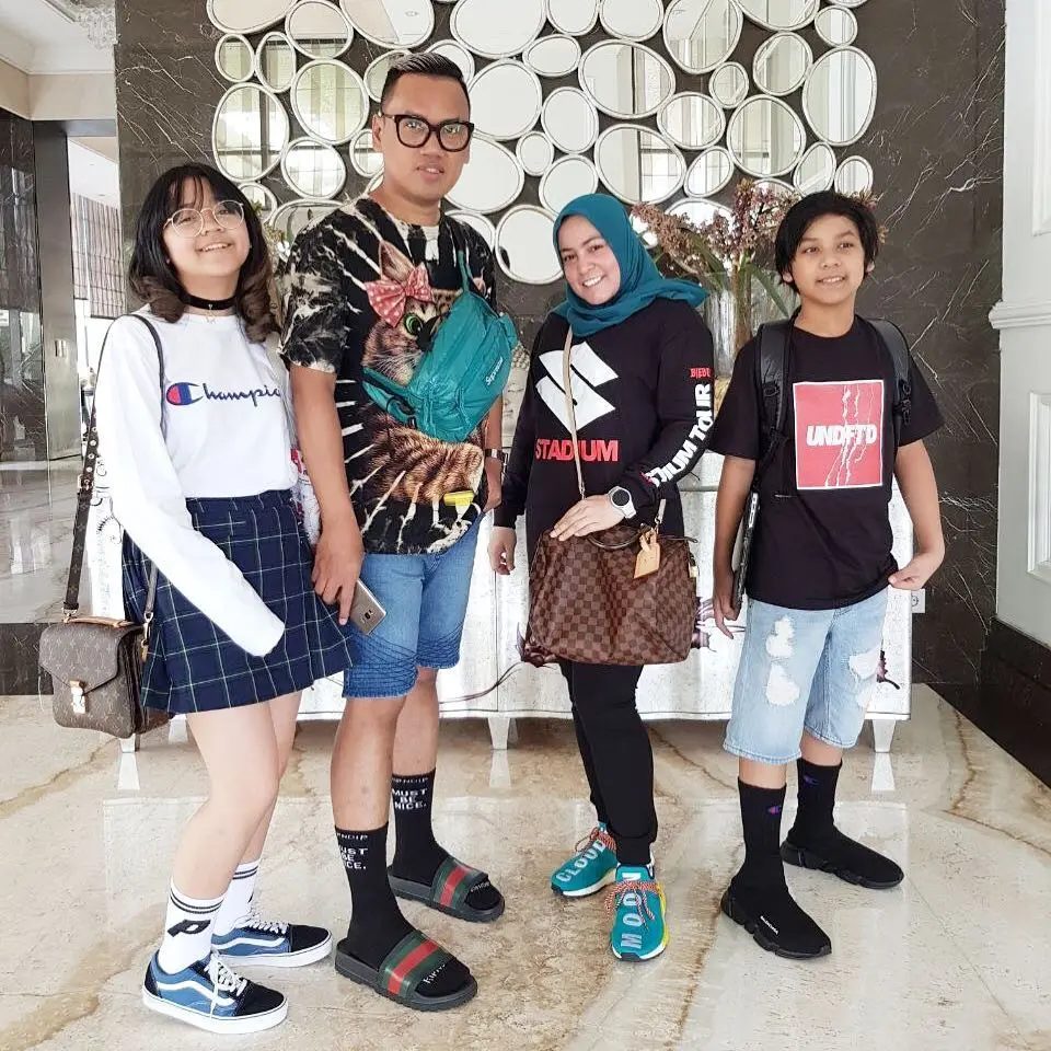 Uya Kuya dan keluarganya saat akan menghadiri resepsi kedua Kahiyang Ayu-Bobby Nasution. (Instagram - @king_uyakuya)