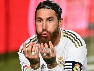 Bek Real Madrid, Sergio Ramos berselebrasi usai mencetak gol lewat titik penalti ke gawang Getafe pada pertandingan lanjutan La Liga Spanyol di stadion Alfredo di Stefano di Valdebebas, Madrid (2/7/2020). Madrid menang tipis atas Getafe 1-0.  (AFP Photo/Gabriel Bouys)