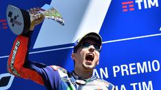 Pebalap Movistar Yamaha, Jorge Lorenzo, menjadi juara balapan MotoGP Italia di Sirkuit Mugello, Minggu (22/5/2016). Lorenzo menyalip Marquez secara dramatis jelang garis finis. (AFP/Giuseppe Cacace)