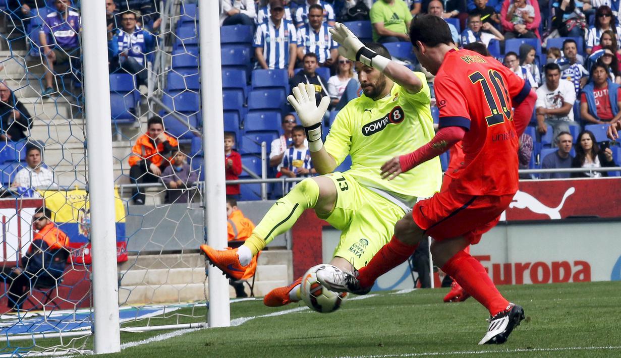 Lionel Messi mencetak gol kedua Barcelona lewat sepakan kaki kiri (REUTERS/Gustau Nacarino).
