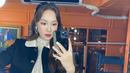 Preppy look juga bisa didapatkan dari set busana seperti yang ditunjukkan Jessica Jung ini. Di sini, ia mengenakan set blazer dan skirt dari brandnya sendiri, yaitu Blanc & Eclare. Didominasi dengan warna hitam, Jessica Jung menyempurnakan penampilannya dengan innerwear putih semi transparan.