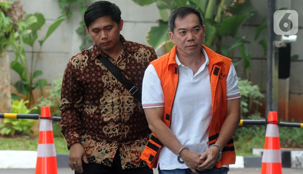 Pengacara Alfin Suherman tiba untuk menjalani pemeriksaan di kantor KPK, Jakarta, Jumat (15/11/2019). Alfin Suherman merupakan tersangka pemberi dugaan suap ke Asisten Tindak Pidana Umum Kejaksaan Tinggi DKI Agus Winoto terkait penanganan perkara di PN Jakarta Barat. (merdeka.com/Dwi Narwoko)