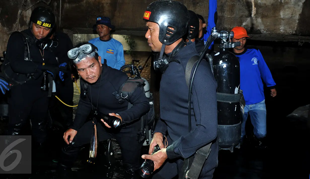 Pasukan Katak TNI AL yang mengenakan atribut selam menyusuri gorong-gorong di depan Istana Merdeka, Jakarta, Kamis (3/3). Pasukan katak ini dilibatkan menyusul temuan kulit kabel yang sebelumnya ditemukan di gorong-gorong. (Liputan6.com/Gempur M Surya)