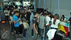 Suasana registrasi dan antrian untuk photobooth saat acara nonton bareng di Blitzmegaplex Central Park, Jakarta, Minggu (8/11/2015). Acara semakin meriah dengan kehadiran stand Pindy Mint Frez. (Liputan6.com/Panji Diksana)