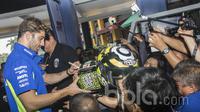 Pebalap MotoGP dari Suzuki Ecstar, Andrea Iannone, menyapa para penggemarnya saat berada di Cilandak Town Square, Jakarta, Sabtu (18/2/2017). (Bola.com/Vitalis Yogi Trisna)