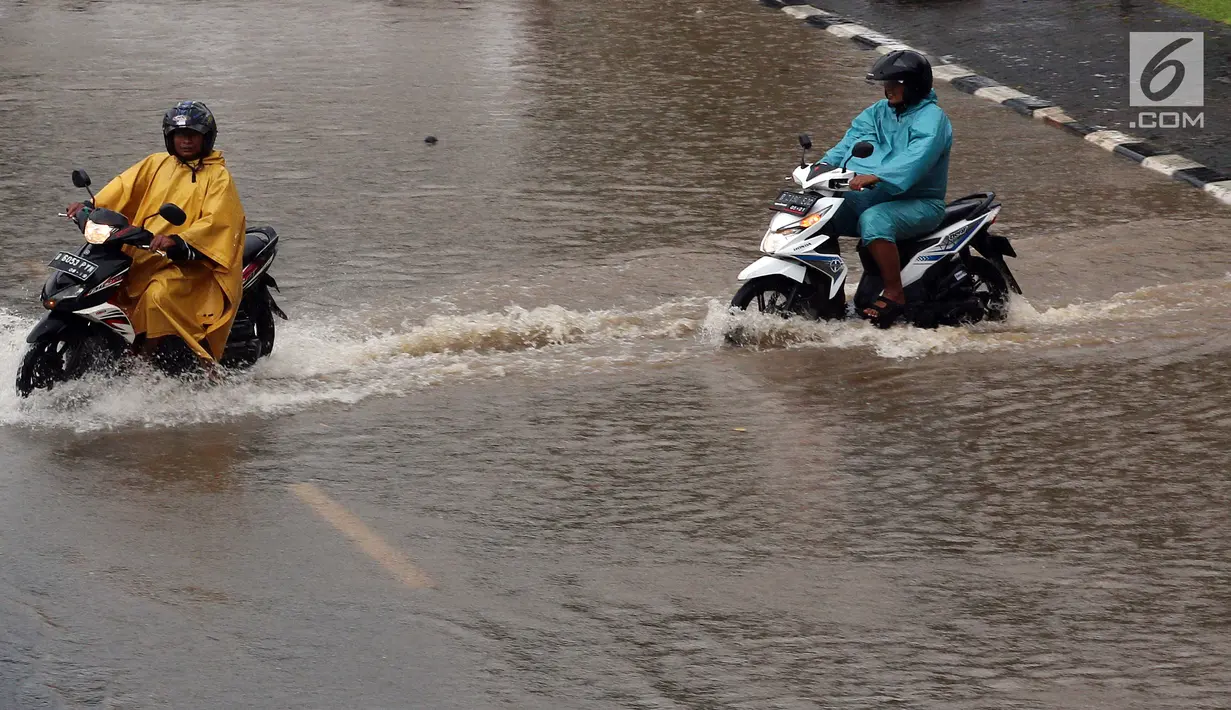 Sejumlah pengendara menerobos banjir yang merendam kawasan Gambir, Jakarta, Kamis (15/2). Banjir tersebut mengakibatkan jalan di sekitar lokasi terpaksa ditutup karena tidak bisa dilalui kendaraan bermotor. (Liputan6.com/Johan Tallo)