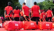 Para peserta membawa Goodie Bag di ajang Alfamart Run 2025. (Istimewa)